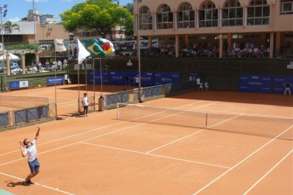 Jogos acontecem nas quadras da ALJ