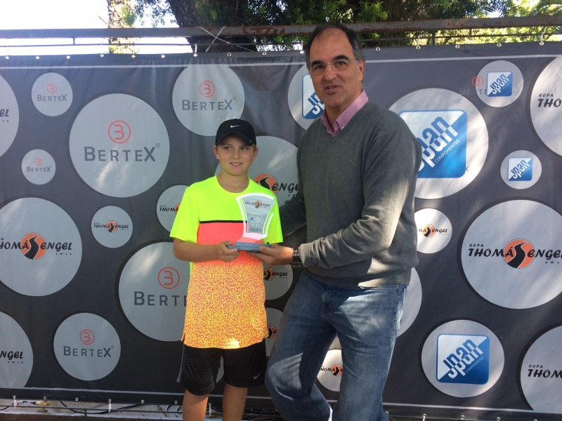 Ricardo Starosta recebe o troféu de Henrique Engel, pai do ex-tenista que dá nome ao evento. Divulgação ALJ.