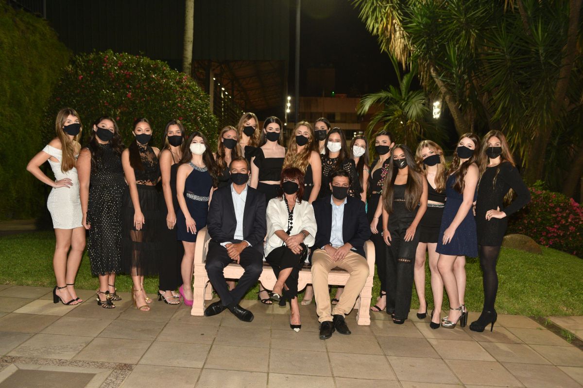 As 17 debuts ALJ 2020 com os anfitriões da noite.