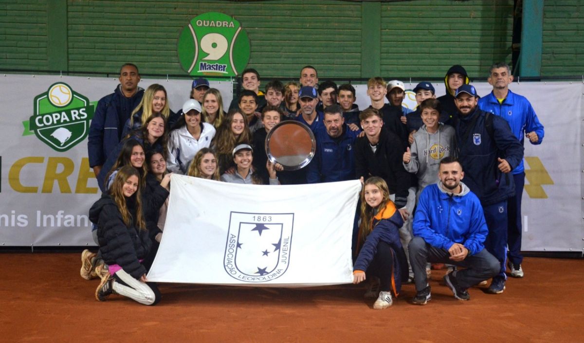 Equipe ALJ exibe com orgulho a bandeira do Clube. Crédito: Arquivo Pessoal/Marketing ALJ