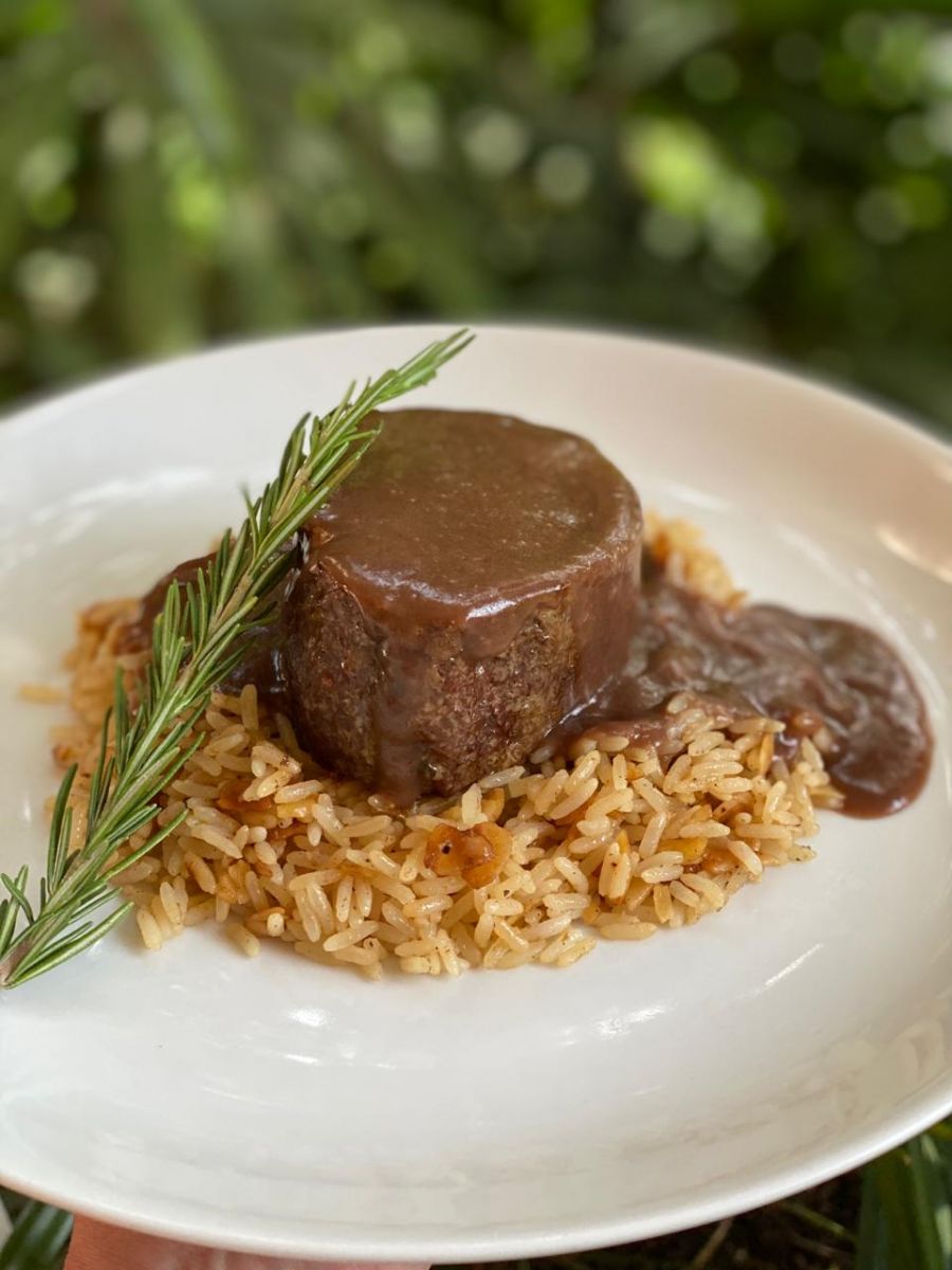 Filé ao molho de vinho entre as opções de pratos quentes