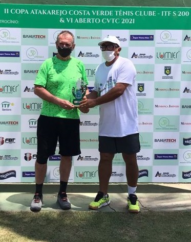 Germann, de camiseta verde, recebe o troféu. Crédito: Arquivo Pessoal.