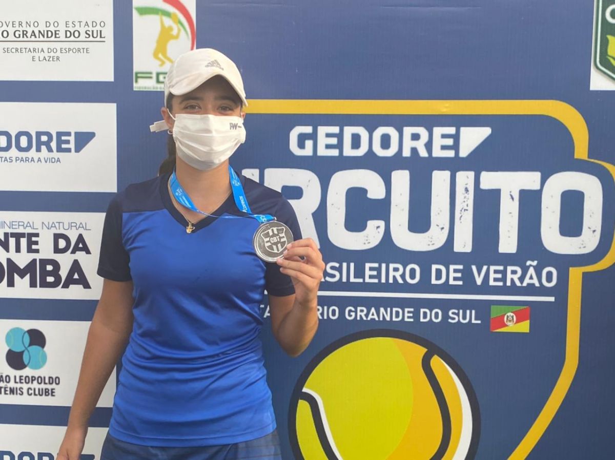 Isabela Silveira exibe com orgulho a medalha. Crédito: Arquivo Pessoal