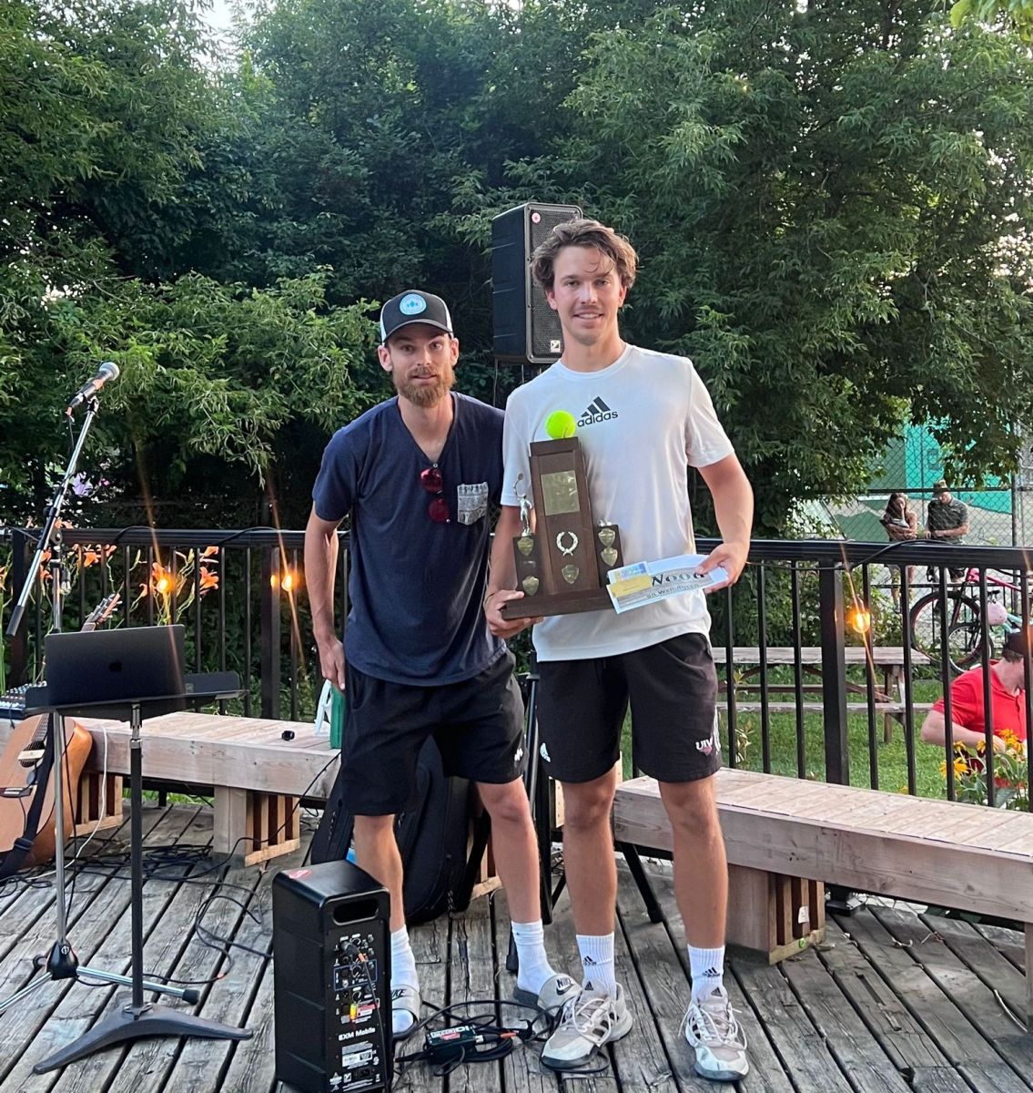 João Sasso com o troféu em mãos