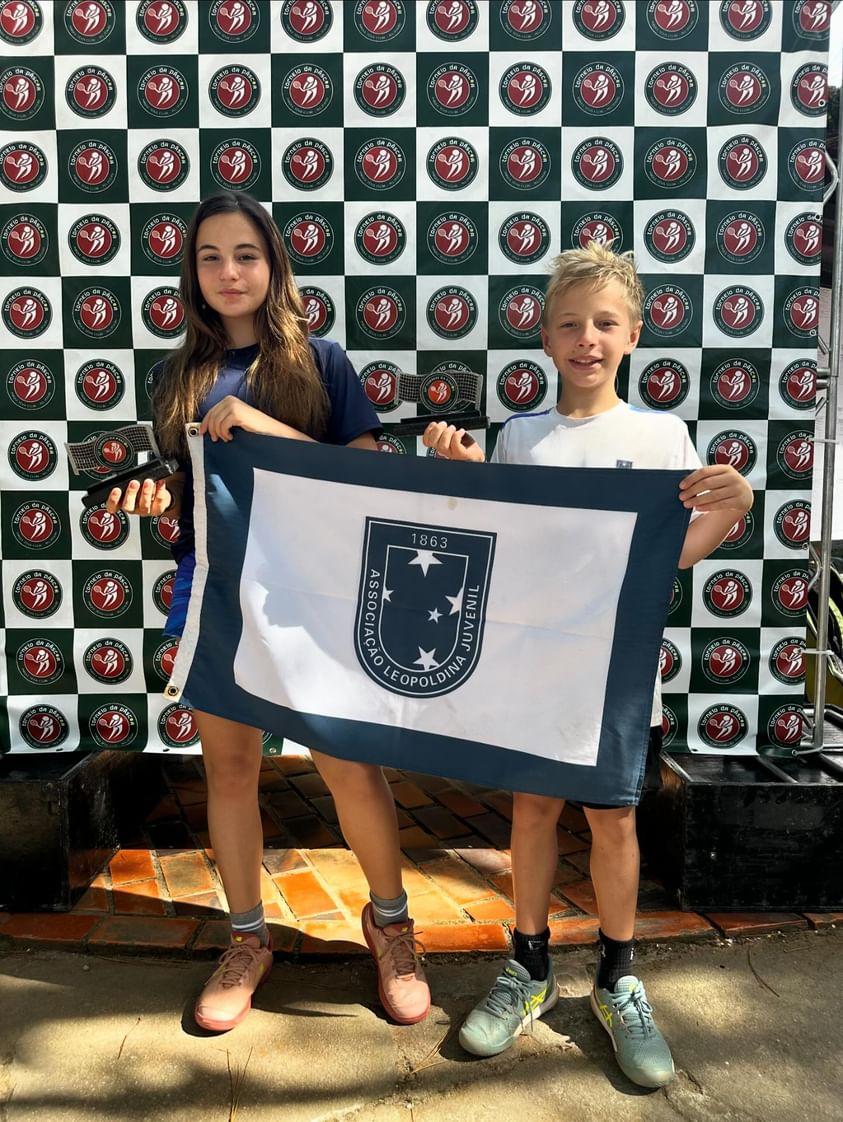 Manuela e Luca comemoram a conquista.