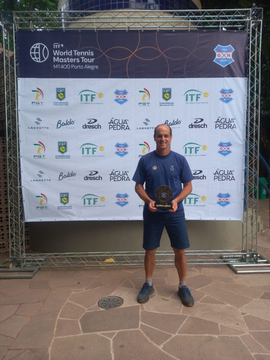 Marcelo Maciel com o troféu
