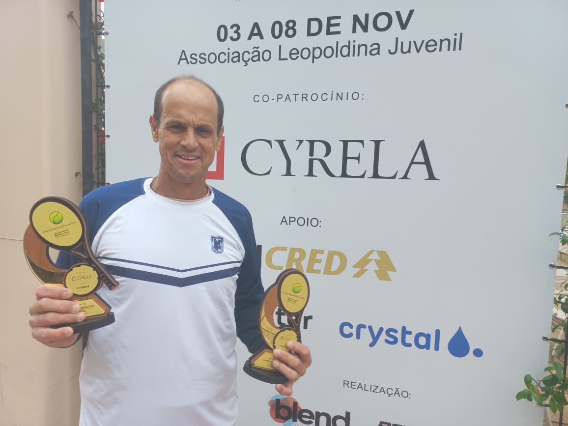 Marcelo Maciel conquistou a tríplice coroa ao conquistar títulos em simples e duplas. Crédito: Divulgação