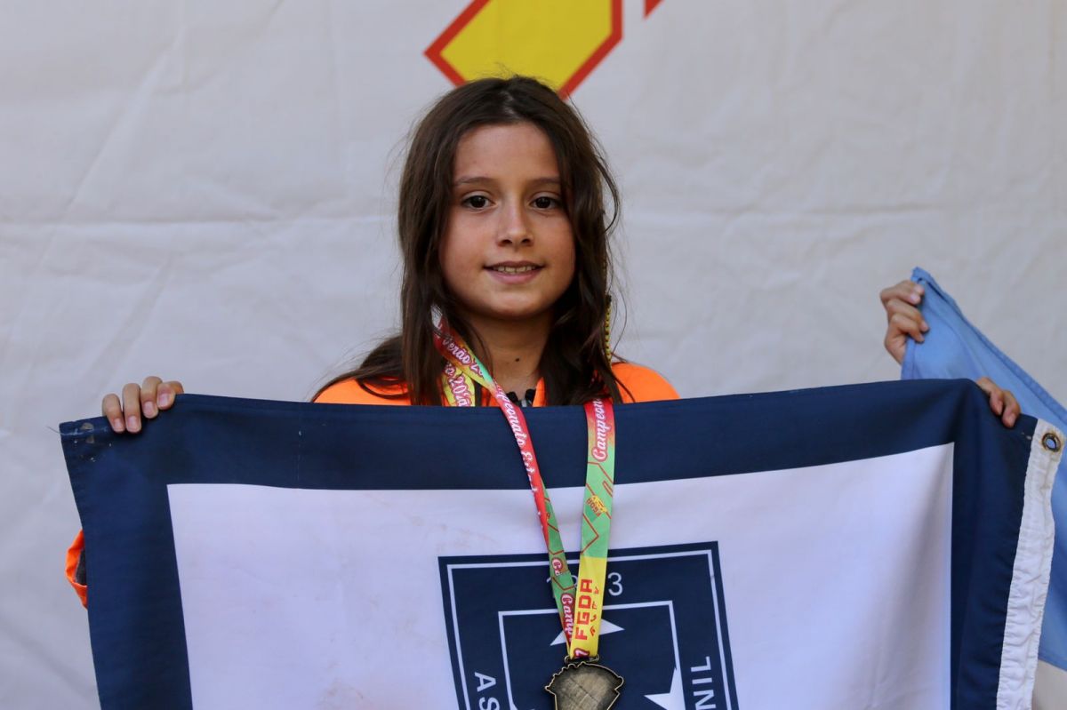Maria Eichenberg Mendes exibe a bandeira com orgulho. Crédito: Arquivo Pessoal