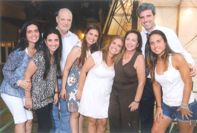 Maria Isabel Cirne Lima de Oliveira (3ª pessoa da Dir. para Esq.) lembra os bons momentos em família nos ambientes do Clube