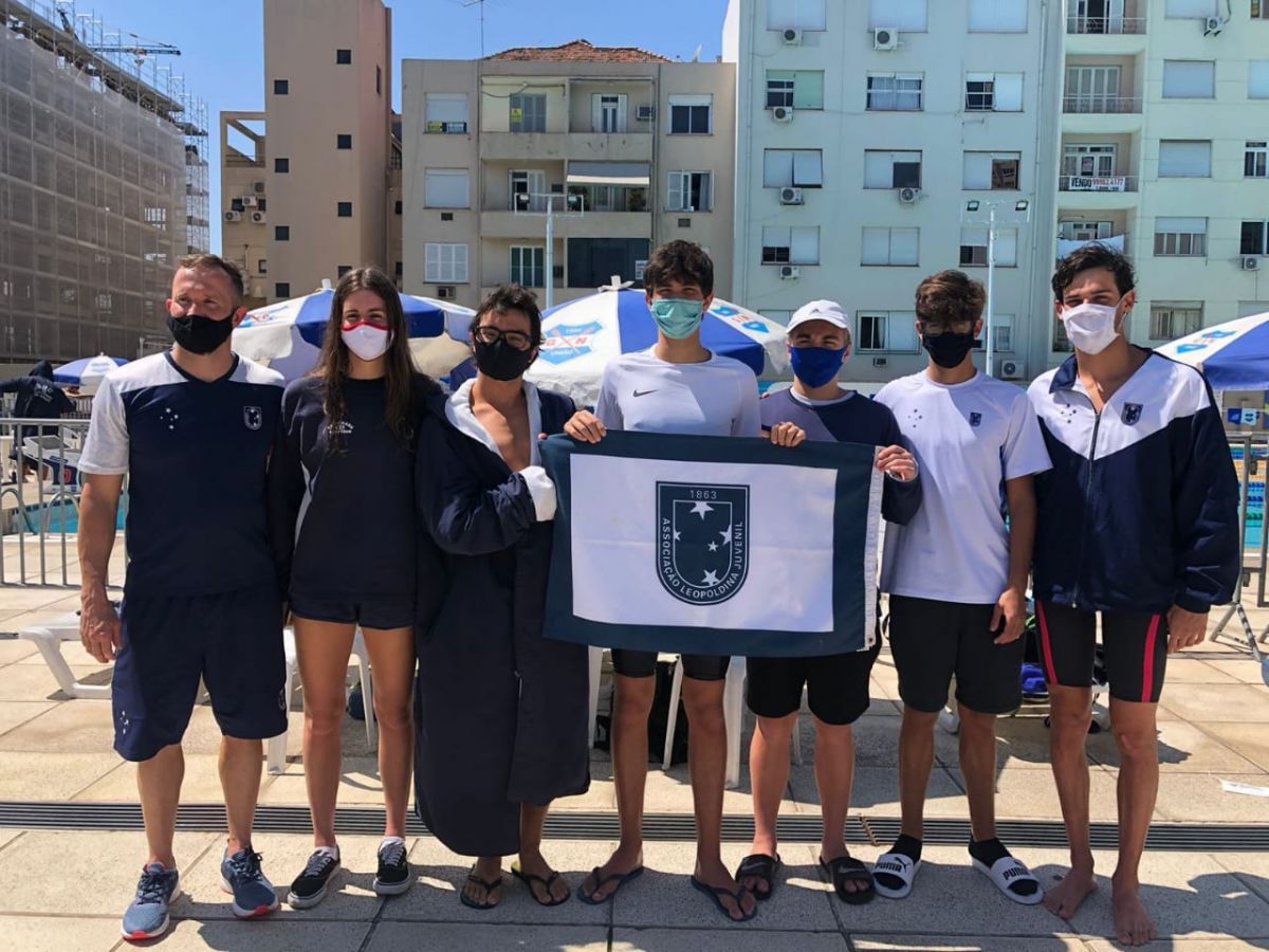 Participantes exibem com orgulho a bandeira do Juvenil