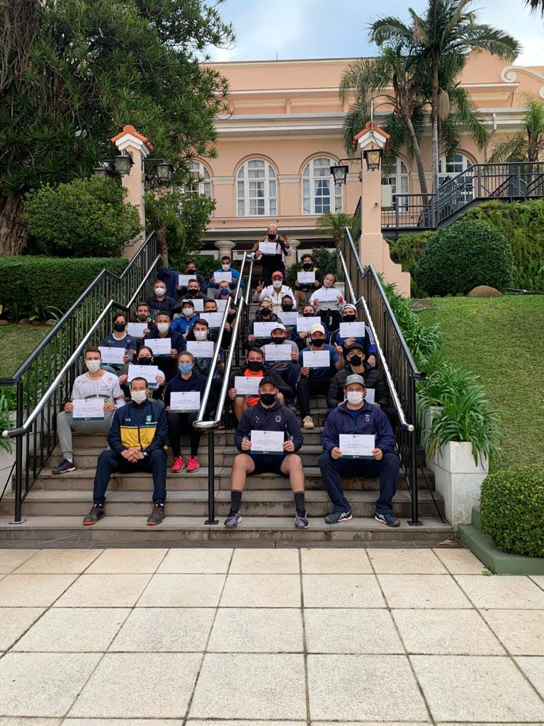 Participantes exibem com orgulho os certificados. Crédito da foto: FGT