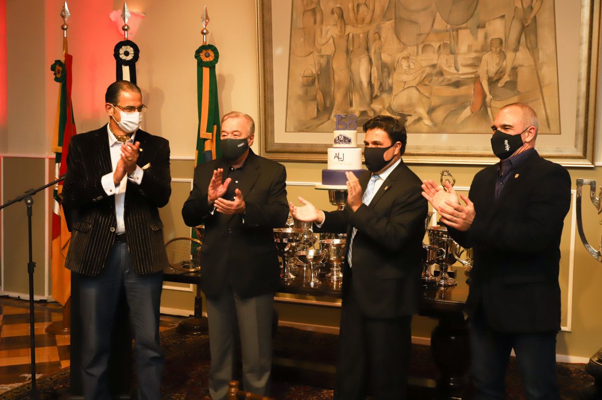 Presidente e ex-presidentes comandaram o Parabéns!