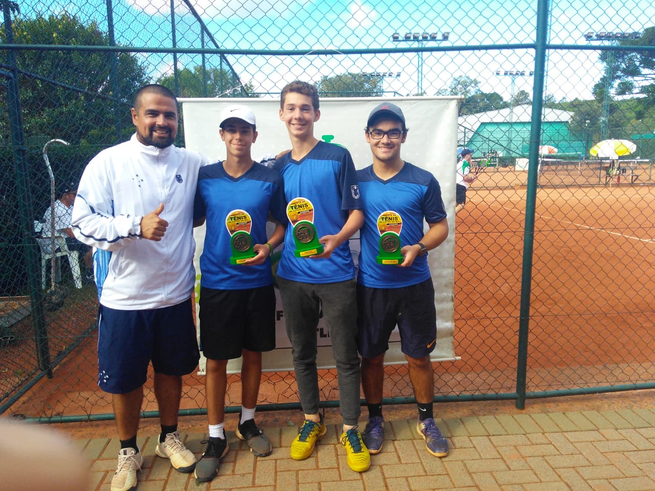 Professor Dado e atletas da Equipe de Tênis ALJ