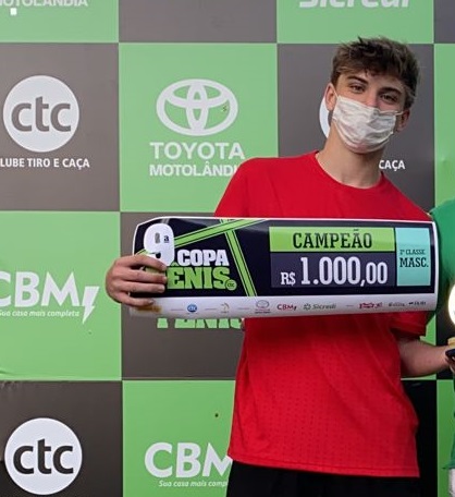 Ricardo Starosta exibe o troféu. Crédito: Arquivo Pessoal