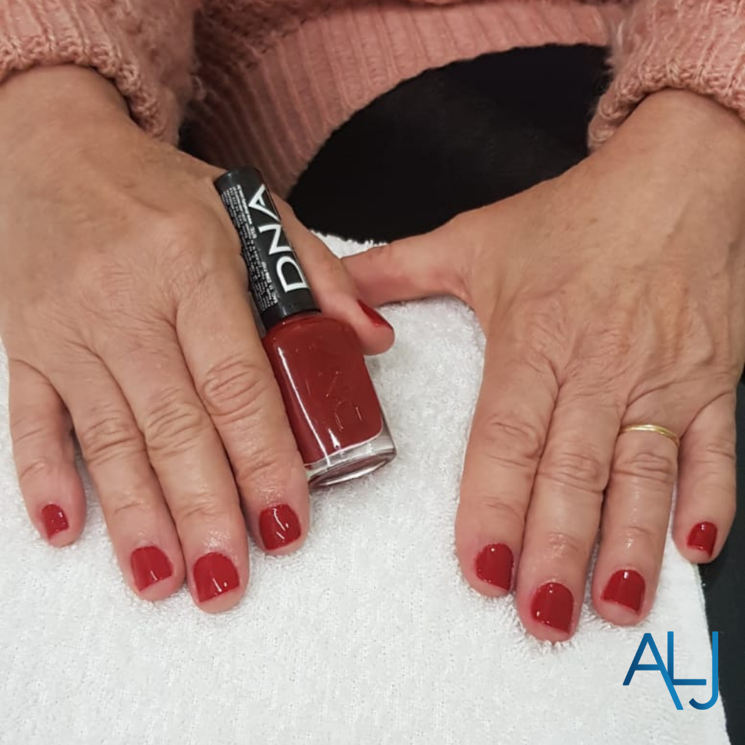 Serviço de manicure/pedicure disponível!