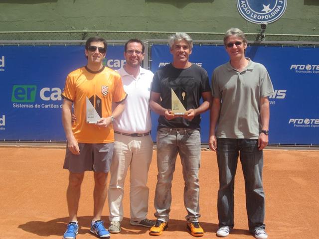 Da esquerda para a direita: o vice-campeão da categoria simples 45M, Roney Nolde, o árbitro geral do torneio, Rafael Schneider, o campeão da categori