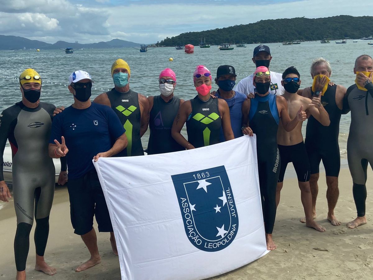 Associados ALJ exibem a bandeira com urgulho