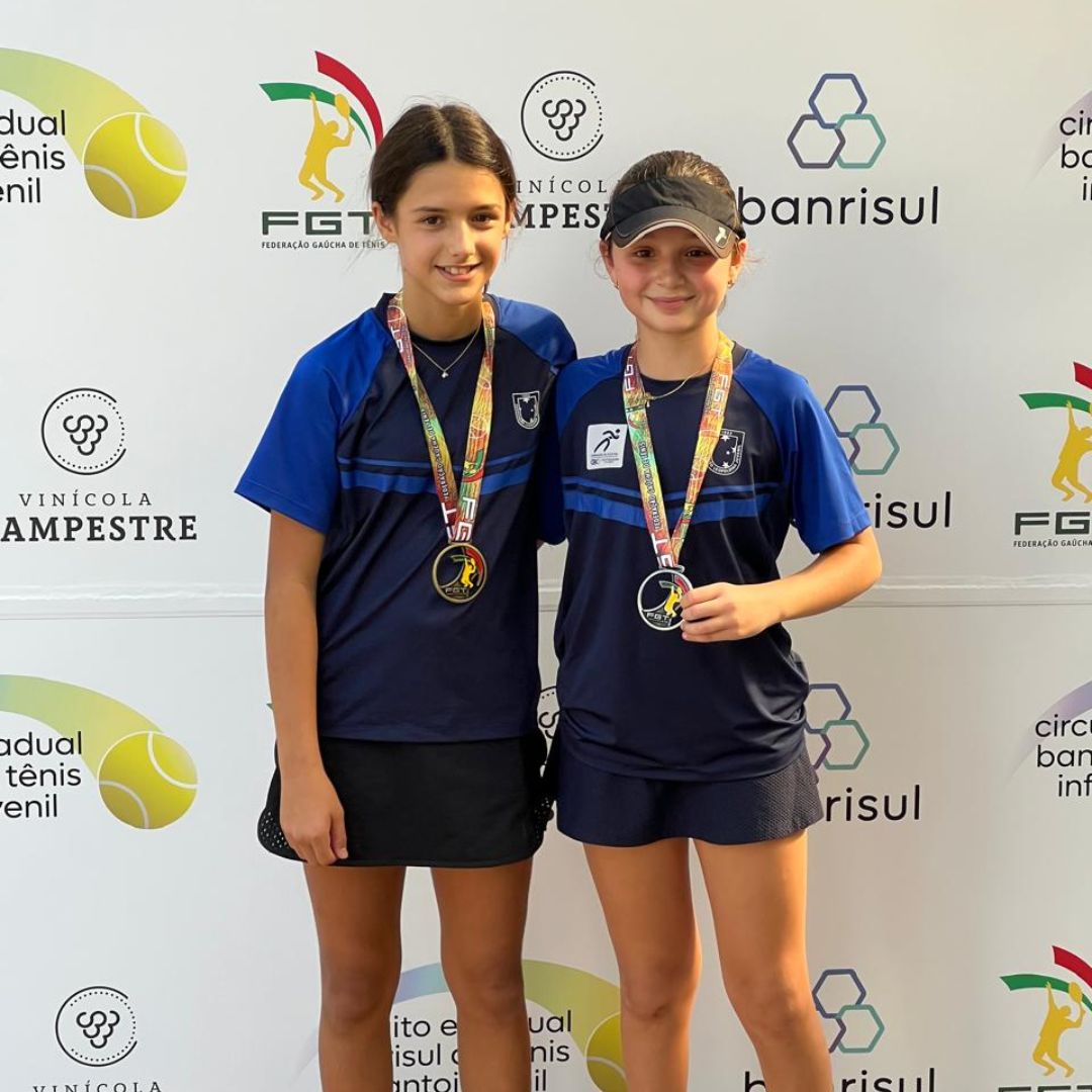 A campeã e vice-campeã na repescagem da categoria 12 Feminino Simples, Joana Petrillo e Carolina Juchem. Crédito: Arquivo pessoal / Marketing ALJ