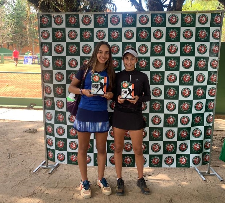 Yasmin Asnis (à esq.) exibe com orgulho o troféu. Crédito: Arquivo Pessoal.