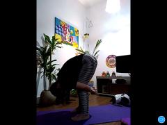 Encontrinho  ensina movimentos e princpios da prtica de yoga