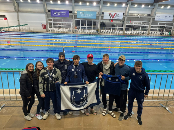 Equipe Mirim a S�nior de Nata��o ALJ conquista medalhas no Campeonato Estadual de Inverno