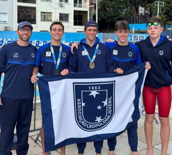 Equipe Mirim a S�nior ALJ participa do Torneio Juvenil a S�nior de Nata��o.