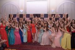Debutantes transformam sal�o em passarela para desfile �s m�es