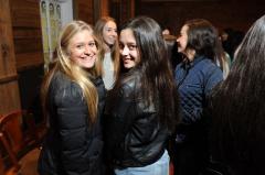 Debutantes do Juvenil posam para as lentes da imprensa em sess�o especial