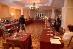 Consultora de etiqueta comanda bate-papo com debutantes sobre comportamento � mesa