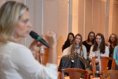 Constru��o de look com personalidade e estilo marca palestra com Debutantes ALJ