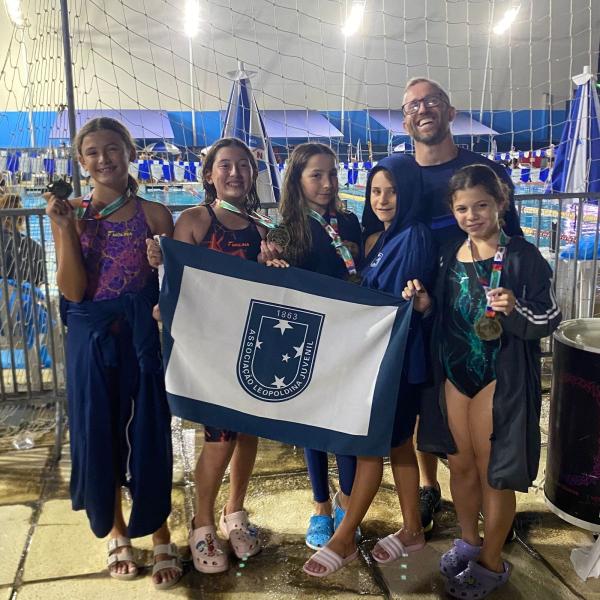 Equipe Mirim a S�nior de Nata��o brilha no 2� Torneio Mirim e Petiz do 1� semestre