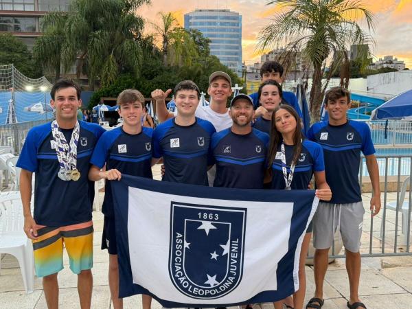 Atletas do Juvenil conquistam sete medalhas em torneio regional de nata��o