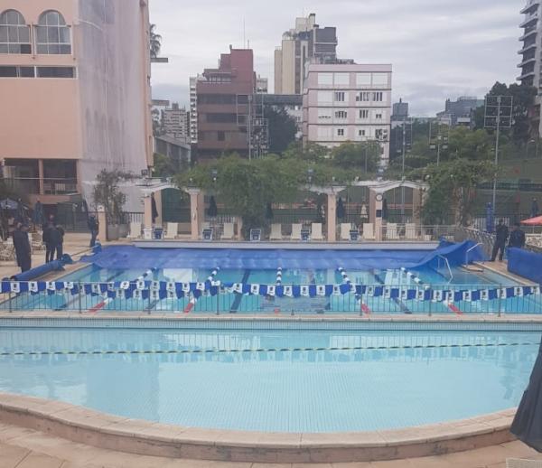 Piscinas Semiol�mpica Externa e Infantil est�o cobertas para aquecimento e ajuste de temperatura