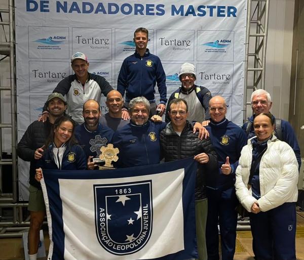 Equipe M�ster de Nata��o ALJ conquista vice-campeonato estadual e Trof�u Efici�ncia em Caxias do Sul