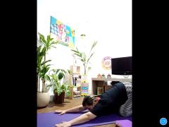 Encontrinho  ensina movimentos e princpios da prtica de yoga