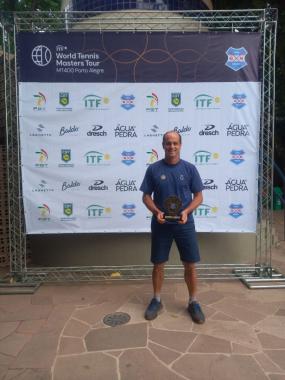 Associado e atleta ALJ  campeo de importantes torneios Master de Tnis